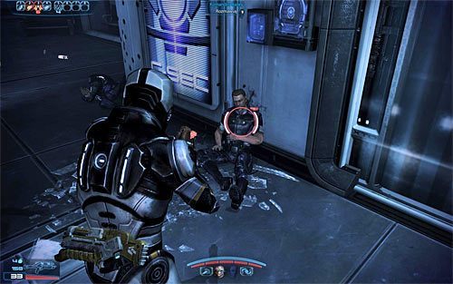 Prowadź walk do momentu zabezpieczenia całej tej okolicy, a następnie odszukaj stację medyczną [50 PD] i rannego komandora Baileya, z którym odbędziesz dłuższą rozmowę - Mass Effect 3: Priorytet - Cytadela #2 - solucja, opis przejścia - Mass Effect 3 - poradnik do gry