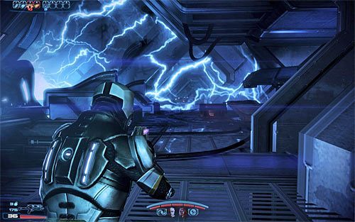 Zbadaj teraz kilka pustych korytarzy, korzystając z drabin, a także odnajdując po drodze dane gethów [1250 kredytów] i zestaw medyczny [50 PD] - Mass Effect 3: Priorytet, Pancernik gethów - solucja, opis przejścia - Mass Effect 3 - poradnik do gry