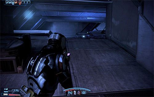 Nie radzę pozostawać przy głównym tunelu, tylko skorzystać wraz z resztą drużyny z lewej rampy prowadzącej na górne balkoniki - Mass Effect 3: Priorytet, Pancernik gethów - solucja, opis przejścia - Mass Effect 3 - poradnik do gry