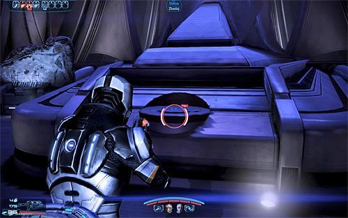 Po znalezieniu się w świątyni możesz się trochę rozejrzeć, wysłuchując komentarzy na temat poszczególnych artefaktów i odnajdując ciała zamordowanych badaczek asari, bądź też od razu udać się na wprost od miejsca startu z zamiarem zbadania płyty znajdującej się u podstawy dużej statuy (powyższy scre - Mass Effect 3: Priorytet, Thessia - solucja, opis przejścia - Mass Effect 3 - poradnik do gry