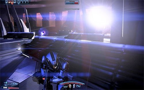 Za każdym razem gdy w wystarczającym stopniu osłabisz tarcze Kai Lenga powinien się on automatycznie wycofać w okolice wejścia do świątyni i nakazać maszynie latającej by ta przystąpiła do ostrzału - Mass Effect 3: Priorytet, Thessia - solucja, opis przejścia - Mass Effect 3 - poradnik do gry