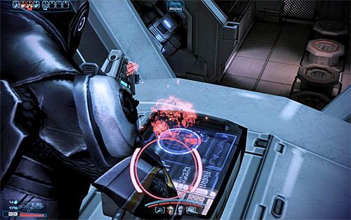 Po dotarciu w nowe miejsce wykonaj skok i zniszcz osłonę konsoli dźwigu (powyższy screen), wykorzystując do tego celu dowolną broń - Mass Effect 3: Priorytet, Horyzont - solucja, opis przejścia - Mass Effect 3 - poradnik do gry