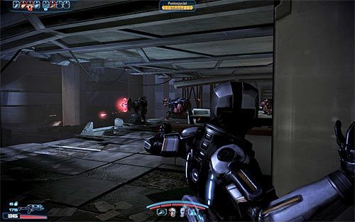 Ruszaj na wyższe piętro budynku, a po dotarciu do celu zaatakuj z zaskoczenia oddziały Żniwiarzy przebywające w sąsiednim pomieszczeniu - Mass Effect 3: Priorytet - Ziemia #2 - solucja, opis przejścia - Mass Effect 3 - poradnik do gry