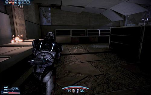 Tuż po wznowieniu gry proponuję skryć się w wielokrotnie wspominanym lewym budynku (powyższy screen) - Mass Effect 3: Priorytet - Ziemia #2 - solucja, opis przejścia - Mass Effect 3 - poradnik do gry