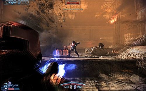 Od razu po wyjściu z promu rozstaw swoich ludzi za zasłonami i przystąp do atakowania widocznych w oddali żołnierzy Cerberusa - Mass Effect 3: Tuchanka - Bomba - solucja, opis przejścia - Mass Effect 3 - poradnik do gry