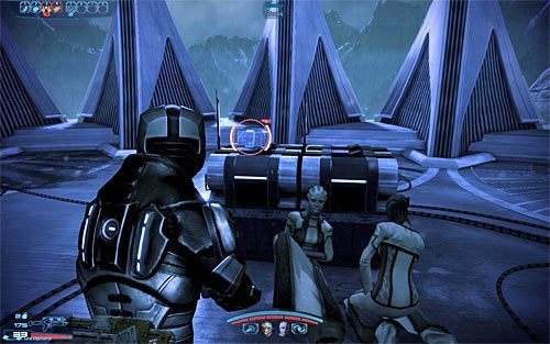 Zacznij od zbadania Wielkiej Sali, zapamiętując miejsca, w których rozmieszczono składziki z amunicją, jak również odnajdując dwie stacje medyczne [150 PD] [150 PD] i jeden zestaw medyczny [100 PD] - Mass Effect 3: Kallini - Klasztor Ardat-Yakshi - solucja, opis przejścia - Mass Effect 3 - poradnik do gry