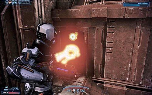 Po wstępnym oczyszczeniu okolicy udaj się w stronę oznaczonych przez grę dwóch modułów zasilania - Mass Effect 3: N7 - Atak Cerberusa - solucja, opis przejścia - Mass Effect 3 - poradnik do gry