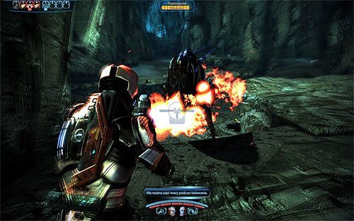 W początkowej fazie bitwy zajmij się wyeliminowaniem atakujących drużynę zombie, a następnie z odległości zniszcz generator bariery - Mass Effect 3: Trawers Attykański, Raknii - solucja, opis przejścia - Mass Effect 3 - poradnik do gry