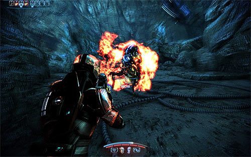 Od razu po zeskoczeniu na dół rozstaw drużynę za skałami, bo w okolicy przebywa nowy pustoszyciel - Mass Effect 3: Trawers Attykański, Raknii - solucja, opis przejścia - Mass Effect 3 - poradnik do gry