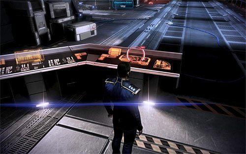 Dobrym sposobem na walkę z wagą broni jest poddawanie ich ulepszeniem i do tego celu wykorzystywany jest terminal znajdujący się w hangarze promów na pokładzie Normandii (powyższy screen) - Mass Effect 3: Bronie - informacje wstępne - Mass Effect 3 - poradnik do gry