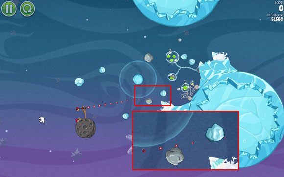 Wyceluj pierwszego ptaka tuż nad asteroidą (w taki sposób aby jej nie dotknęła) - staraj się uważać na tor lotu, gdyż minimalnie przesunięty w górę wpadnie w działanie pola grawitacyjnego - Level 2 - 1, 2 | Cold Cuts | Angry Birds Space - Angry Birds Space - poradnik do gry