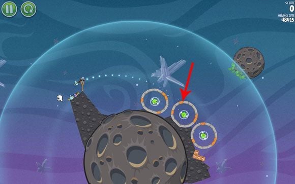 Twoim pierwszym celem, do którego dążysz, jest zniszczenie zaznaczonego drewnianego klocka w drugiej obręczy i wlecenie ptakiem do środka - tak, aby klocki na dole zostały zamrożone - Level 2 - 5 | Cold Cuts | Angry Birds Space - Angry Birds Space - poradnik do gry