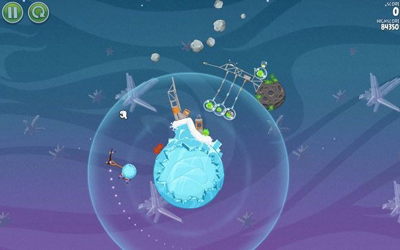 Kąt wystrzelenia ptaka nie jest aż taki istotny - najważniejsze, abyś nie wystrzelił go poza pole grawitacyjne - Level 2 - 12 | Cold Cuts | Angry Birds Space - Angry Birds Space - poradnik do gry