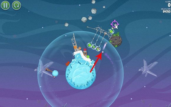 Ptak w końcu powinien znaleźć się w okolicy trzech prosiaków przypiętych do czegoś w rodzaju rusztowania - Level 2 - 12 | Cold Cuts | Angry Birds Space - Angry Birds Space - poradnik do gry