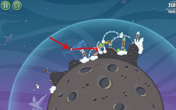 Ustaw tor lotu pierwszego ptaka tuż nad szpicem pierwszego lodowego trójkąta - Level 2 - 14 | Cold Cuts | Angry Birds Space - Angry Birds Space - poradnik do gry