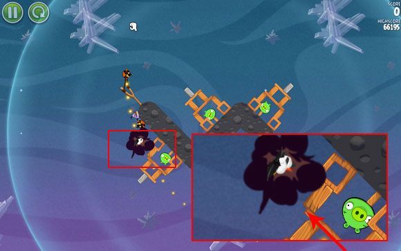 Twoim celem jest stworzenie takiego wybuchu, który zapoczątkuję reakcję lawinową co pozwoli zburzyć pozostałe konstrukcje i tym samym wybić wszystkie prosiaki - Level 2 - 15 | Cold Cuts | Angry Birds Space - Angry Birds Space - poradnik do gry