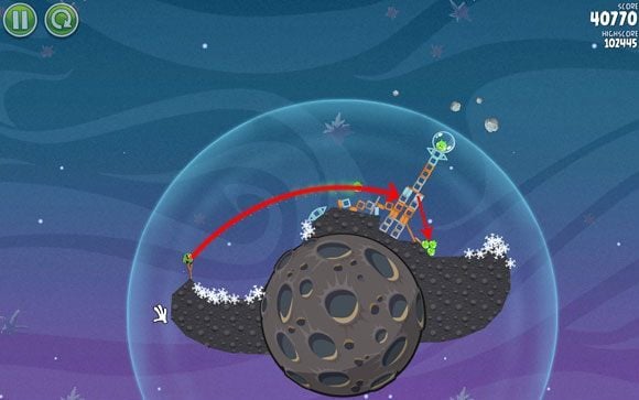 Drugiego ptaka musisz posłać nieco dalej, przez co nie będzie już tak łatwo ustawić toru lotu - Level 2 - 17 | Cold Cuts | Angry Birds Space - Angry Birds Space - poradnik do gry