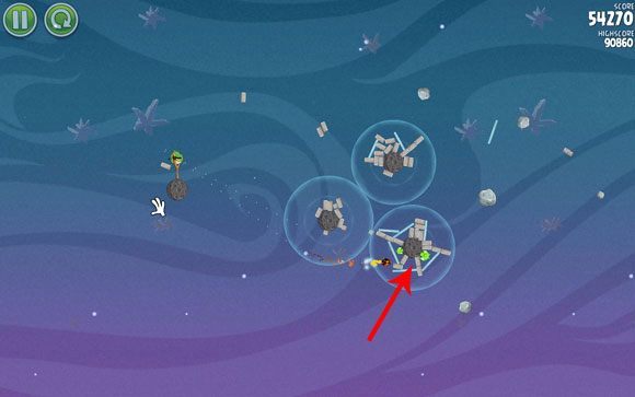 W najlepszym przypadku powinna pozostać Ci tylko jedna świnia, w nieco gorszym - trzy, lecz ustawione w taki sposób, że wysłanie kolejnego ptaka w zaznaczone powyżej miejsce i jego detonacja załatwią pozostałe prosiaki - Level 2 - 29 | Cold Cuts | Angry Birds Space - Angry Birds Space - poradnik do gry