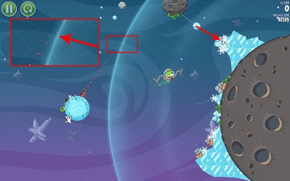 Podobnie jak uprzednio, walka z bossem nie jest trudna, lecz zależy od większego szczęścia niż tradycyjne etapy, ponieważ latająca maszyna króla-prosiaka zachowuje się w nieprzewidywalny i losowy sposób - Level 2 - 30 | Cold Cuts | Angry Birds Space - Angry Birds Space - poradnik do gry