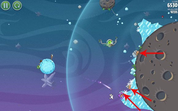 Jeżeli król ucierpi, lecz maszyna nie zostanie całkowicie zniszczona możesz wykorzystać drugiego ptaka i wycelować nim w którąś ze stert skrzynek z materiałami wybuchowymi - Level 2 - 30 | Cold Cuts | Angry Birds Space - Angry Birds Space - poradnik do gry