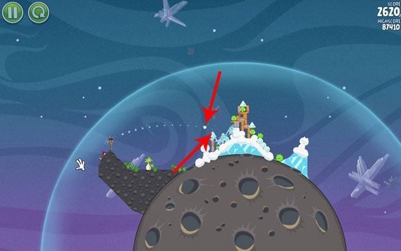 Drugiego ptaka wystrzel tak, aby tor lotu znajdował się nieco nad zaznaczonym na powyższym obrazku zamrożonym trójkątem - Level 2 - 7 | Cold Cuts | Angry Birds Space - Angry Birds Space - poradnik do gry