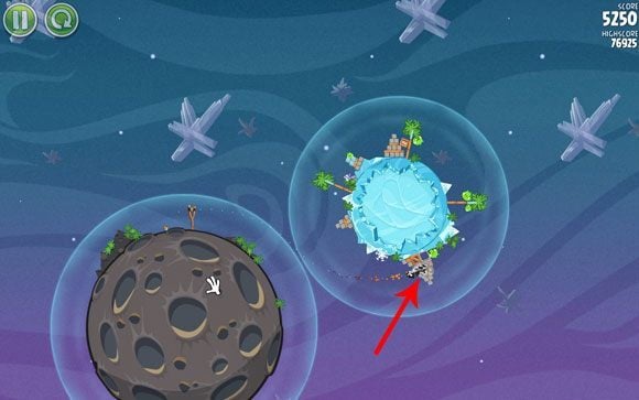 Ustaw tor lotu tak, aby przechodził przez okolice gdzie obszary przyciągania są najbliżej siebie - Level 2 - 8 | Cold Cuts | Angry Birds Space - Angry Birds Space - poradnik do gry