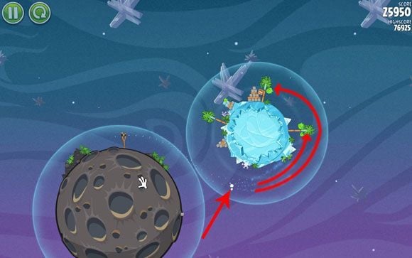 Drugiego ptaka wyślij po nieco obniżonej trajektorii, moment rozdzielenia zaś został oznaczony na powyższym obrazku - nie może nastąpić zbyt późno, gdyż jeden z ptaszków nie będzie w stanie dolecieć do drugiego drzewa - Level 2 - 8 | Cold Cuts | Angry Birds Space - Angry Birds Space - poradnik do gry