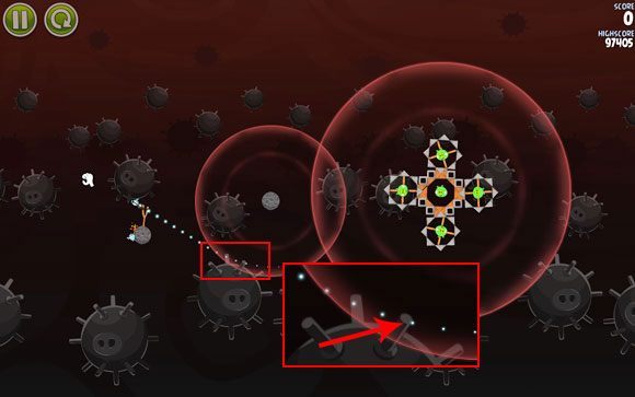 Przy maksymalnie oddalonym ekranie możesz w miarę łatwo przeprowadzić tor lotu pierwszego ptaka przez wskazany na powiększeniu wytyk miny w tle - Level 3-4 | Danger Zone | Angry Birds Space - Angry Birds Space - poradnik do gry