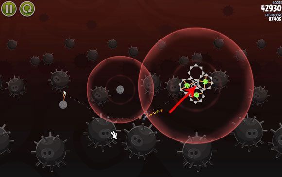 Drugiego ptaka wystrzel po niemalże identycznym torze - warto tutaj wziąć niewielką korektę na to, gdzie znajduje się najwięcej klocków, aby ptak z łatwością przebił się do środka - Level 3-4 | Danger Zone | Angry Birds Space - Angry Birds Space - poradnik do gry