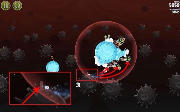 Pierwszego ptaka wystrzel ustawiając tor lotu przechodzący przez mniej więcej środek zaznaczonego wytyku - Level 3-5 | Danger Zone | Angry Birds Space - Angry Birds Space - poradnik do gry