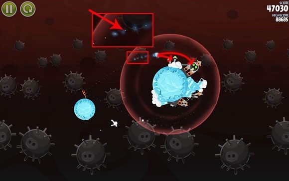 Drugiego ptaka wystrzel w drugą stronę - tor lotu powinien przechodzić przez mniej więcej oznaczony wytyk na minie, zaś moment rozdzielenia ptaka znajduje się na chwilę przed uderzeniem w dwie świnie na stojakach - Level 3-5 | Danger Zone | Angry Birds Space - Angry Birds Space - poradnik do gry