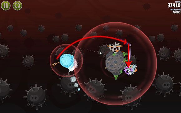 Jeśli Ci się poszczęści, to po pierwszym strzale kawałek zamarzniętego meteoru powinien trafić w mniejszą konstrukcję po drugiej stronie planety - Level 3-8 | Danger Zone | Angry Birds Space - Angry Birds Space - poradnik do gry