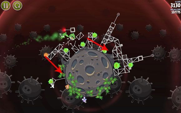 Ptak po przebiciu się powinien dolecieć do wysokiej wieży i ją zburzyć (która to z kolei powinna zaburzyć konstrukcję po prawej) - Level 3-10 | Danger Zone | Angry Birds Space - Angry Birds Space - poradnik do gry