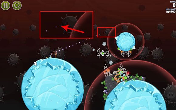 Oddal maksymalnie ekran, po czym ustaw tor lotu ptaka przechodzący przez wytyk miny na oznaczony na przybliżeniu obrazka - Level 3-13 | Danger Zone | Angry Birds Space - Angry Birds Space - poradnik do gry