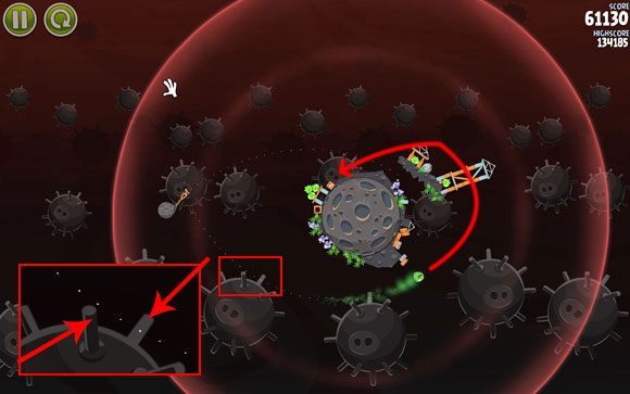 Drugiego ptaka wyślij drugą stroną, ustawiając trajektorię jego lotu przechodzącą między dwoma wytykami zaznaczonymi na przybliżeniu - Level 3-18 | Danger Zone | Angry Birds Space - Angry Birds Space - poradnik do gry