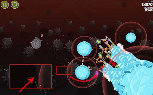 Drugiego ptaka wystrzel w druga stronę, ustawiając tor lotu przechodzący przez punkt złączenia miny i wytyku oznaczonego na przybliżeniu - Level 3-19 | Danger Zone | Angry Birds Space - Angry Birds Space - poradnik do gry