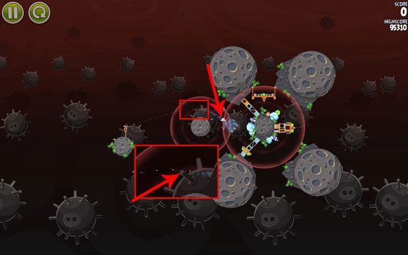 Tor lotu pierwszego ptaka powinien przechodzić mniej więcej między dwoma wytykami miny przybliżonej na obrazku - Level 3-20 | Danger Zone | Angry Birds Space - Angry Birds Space - poradnik do gry