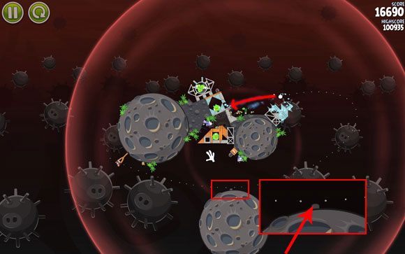 Drugiego ptaka wyślij druga stroną - jego trajektoria lotu musi przechodzić tuż nad zaznaczoną wypustką planety, która została przybliżona - Level 3-24 | Danger Zone | Angry Birds Space - Angry Birds Space - poradnik do gry