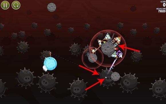 Wystrzel pierwszego ptaka w stronę małej planety - tak, aby tor lotu przechodził tuż obok obszaru przyciągania - Level 3-26 | Danger Zone | Angry Birds Space - Angry Birds Space - poradnik do gry