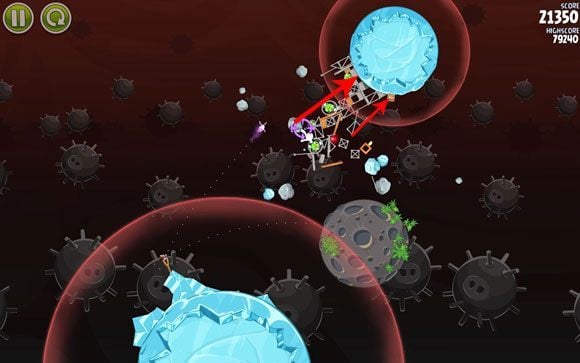 Długo nie czekając wystrzel drugiego ptaka w stronę asteroidy, którą musisz strącić w stronę małej świnki - Level 3-29 | Danger Zone | Angry Birds Space - Angry Birds Space - poradnik do gry