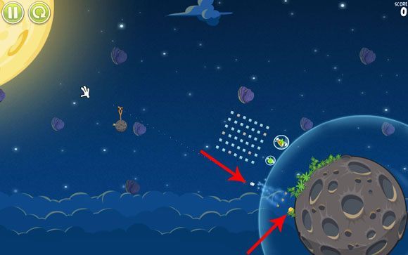 Aby odblokować i przedostać się do ukrytego poziomu wystrzel pierwszego ptaka mniej więcej w stronę jajka - Level E-1 | Eggsteroids | Angry Birds Space - Angry Birds Space - poradnik do gry