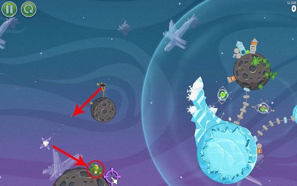 Aby odblokować i przedostać się do ukrytego poziomu wystrzel pierwszego ptaka w przeciwną stronę niż domyślnie powinieneś - Level E-3 | Eggsteroids | Angry Birds Space - Angry Birds Space - poradnik do gry