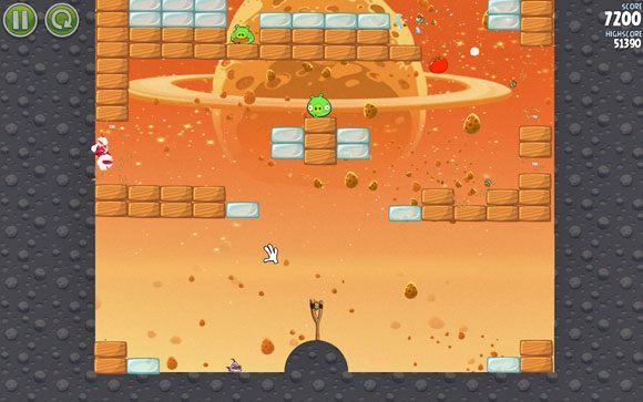 Postaraj się wstrzelić w utworzoną na początku dziurę, aby przynajmniej jeden z ptaszków (rozłącz je w ostatniej chwili) przedostał się na górę, gdzie łatwo będzie mógł nabić punkty - Level E-3 | Eggsteroids | Angry Birds Space - Angry Birds Space - poradnik do gry