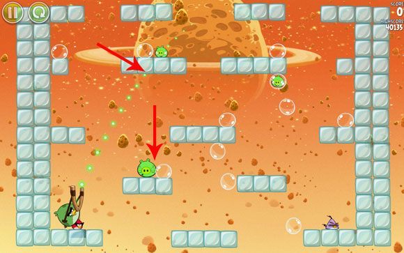 Pierwszego ptaka wystrzel mniej więcej w środek oznaczonego klocka - spowoduje to zniszczenie łącznie trzech klocków jak i również prosiaka - Level E-4 | Eggsteroids | Angry Birds Space - Angry Birds Space - poradnik do gry