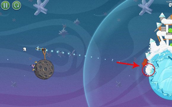 Aby odblokować i przedostać się do ukrytego poziomu po prostu wystrzel pierwszego ptaka w oznaczone miejsce, tuż obok strzałki wskazującej Ci drogę - Level E-5 | Eggsteroids | Angry Birds Space - Angry Birds Space - poradnik do gry