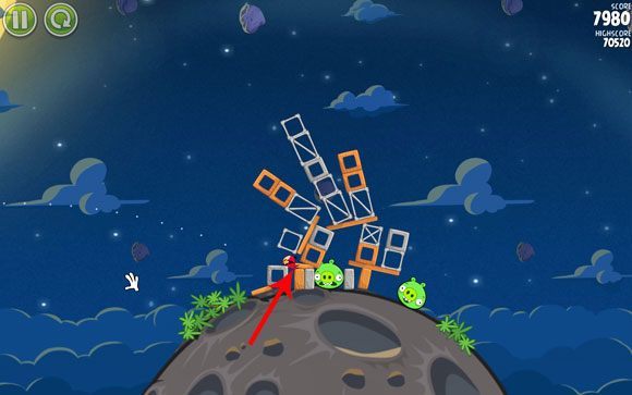 To, do czego dążysz to zaburzenie konstrukcji, które można łatwo uzyskać jeśli ptak po odbiciu od poprzedniego klocka uderzy w zaznaczoną niewielką deseczkę - Level 1 - 4 | Pig Bang | Angry Birds Space - Angry Birds Space - poradnik do gry