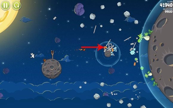 Część rozpryśniętych belek i klocków powinna zlikwidować niektóre bądź wszystkie prosiaki - Level 1 - 16 | Pig Bang | Angry Birds Space - Angry Birds Space - poradnik do gry