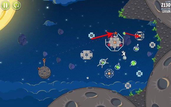 Pierwszego ptaka wyceluj w stronę świni, która fruwa nad sporym skupiskiem betonowych belek - Level 1 - 17 | Pig Bang | Angry Birds Space - Angry Birds Space - poradnik do gry