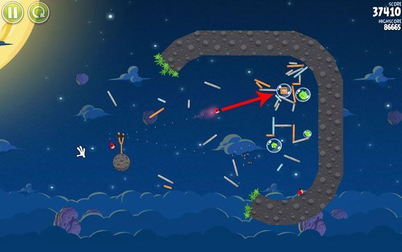 Jeżeli któraś skrzynka nie zostanie zniszczone na skutek reakcji łańcuchowej wystrzel jeszcze jednego ptaka w jej stronę - dopuszczalna granica błędu to pozostawiona jedna skrzynka, przy dwóch prawdopodobnie nie zdobędziesz wymaganej liczby punktów - Level 1 - 26 | Pig Bang | Angry Birds Space - Angry Birds Space - poradnik do gry