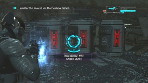 Korzystając z pocisku energetycznego naszego karabinu rozwalamy barykadę z metalowych zbiorników blokujących nam dalszą drogę - Rozdział 1 Hit and Run (1) | Opis przejścia Binary Domain - Binary Domain - poradnik do gry